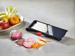 Coupe Légumes Inox 28,5x11x4 Cm De Buyer 7 Coupe Légumes Inox 28,5x11x4 Cm De Buyer -Ustensiles De Cuisine Boutique 479187 Coupe Legumes Komi 201800 ambiance 1 web image 32d2