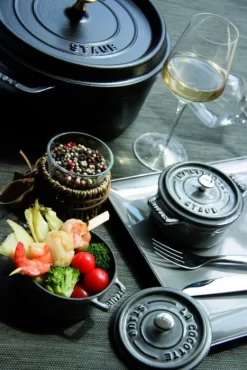 Cocotte Fonte D'acier Sans Revêtement Avec Couvercle Ø 16 Cm 10 Cm 1,5 L Staub -Ustensiles De Cuisine Boutique ECF 1922 F93 web image c846